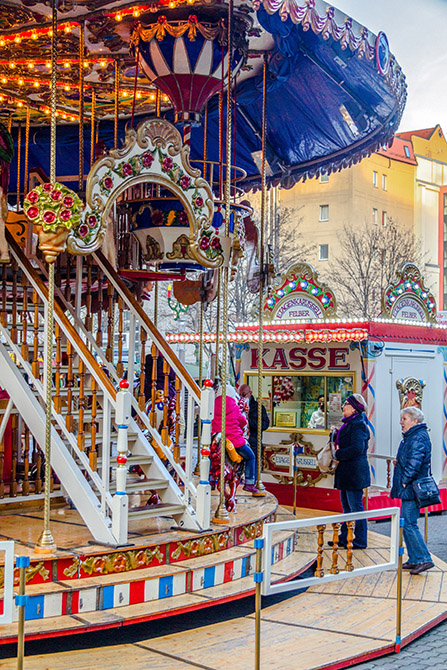 Historisches Karussell auf dem Leipziger Weihnachtsmarkt